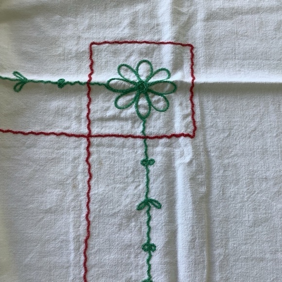Vintage White Red Teal Embroidered Flower Rectangle Tablecloth Table Linen - Picture 4 of 11